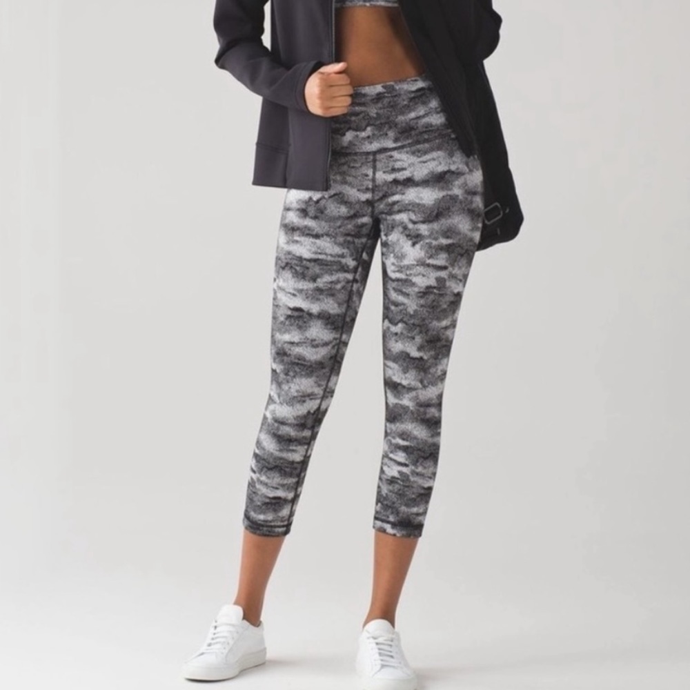 Lululemon Womens Sz 4 High Waisted Wunder Under Crops Luon Black White Hazy Days